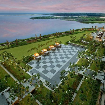The Leela Palace Madrás Exterior foto View of the Bay of Bengal from the hotel