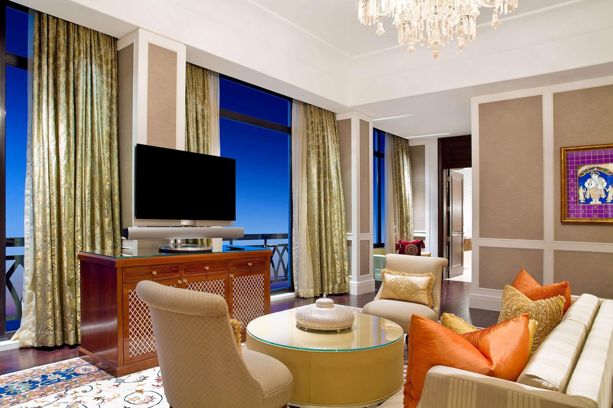 The Leela Palace Madrás Exterior foto A living room at the St Regis Mumbai