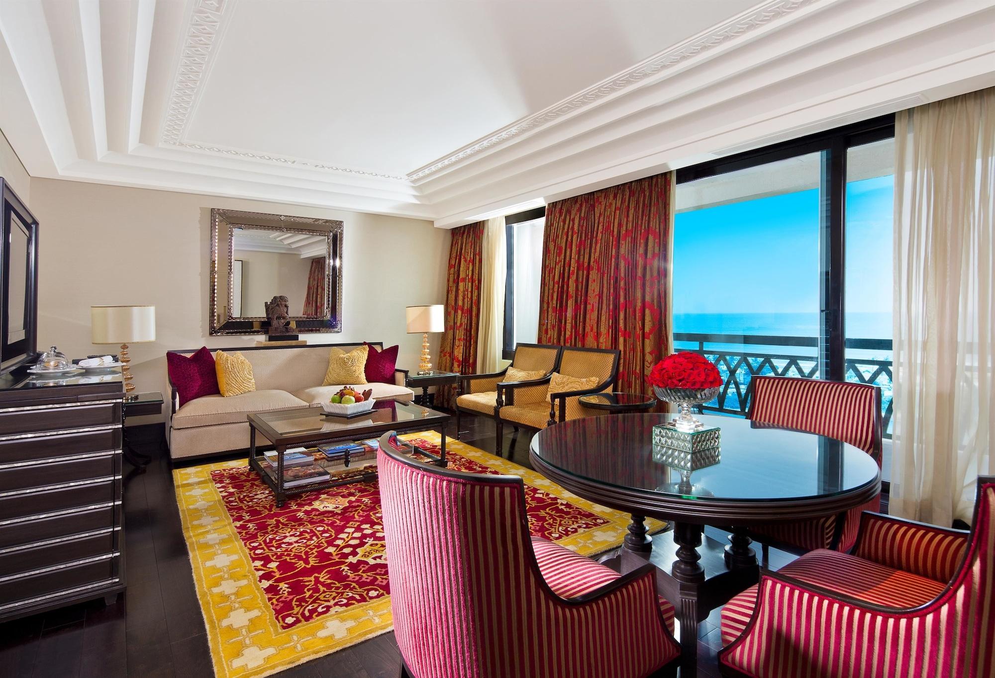 The Leela Palace Madrás Exterior foto A suite at the Four Seasons Hotel, Mumbai