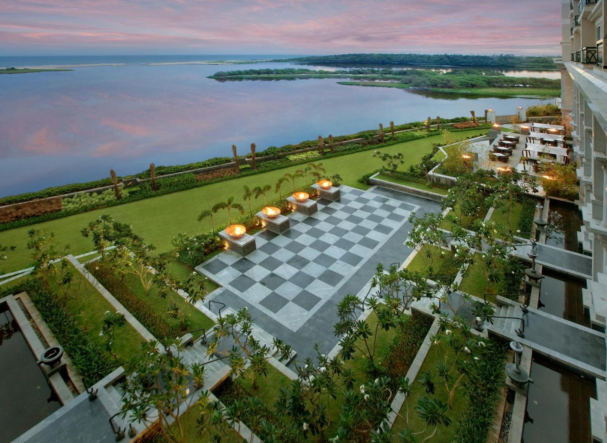 The Leela Palace Madrás Exterior foto View of the Bay of Bengal from the hotel