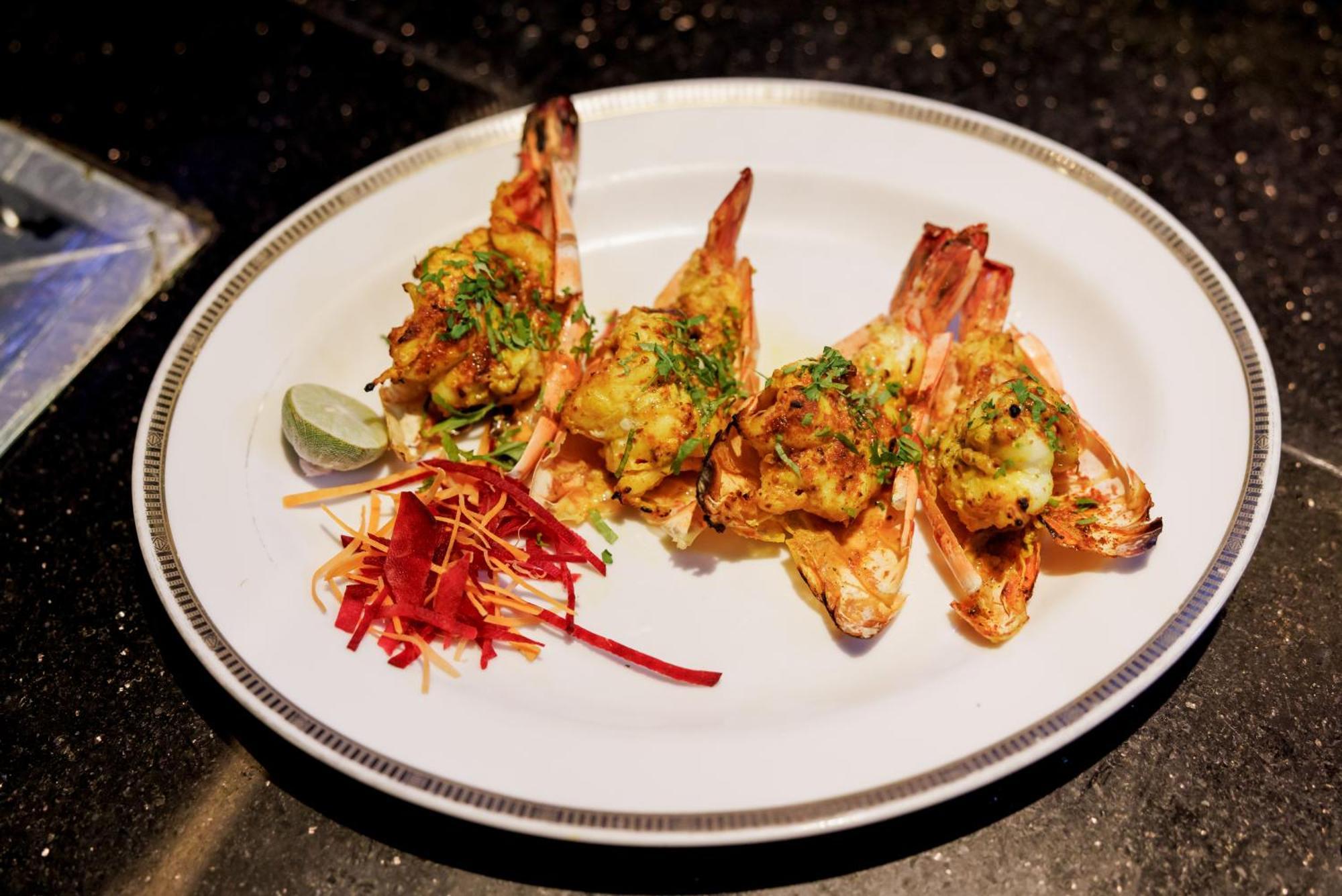 The Leela Palace Madrás Exterior foto Tandoori prawns
