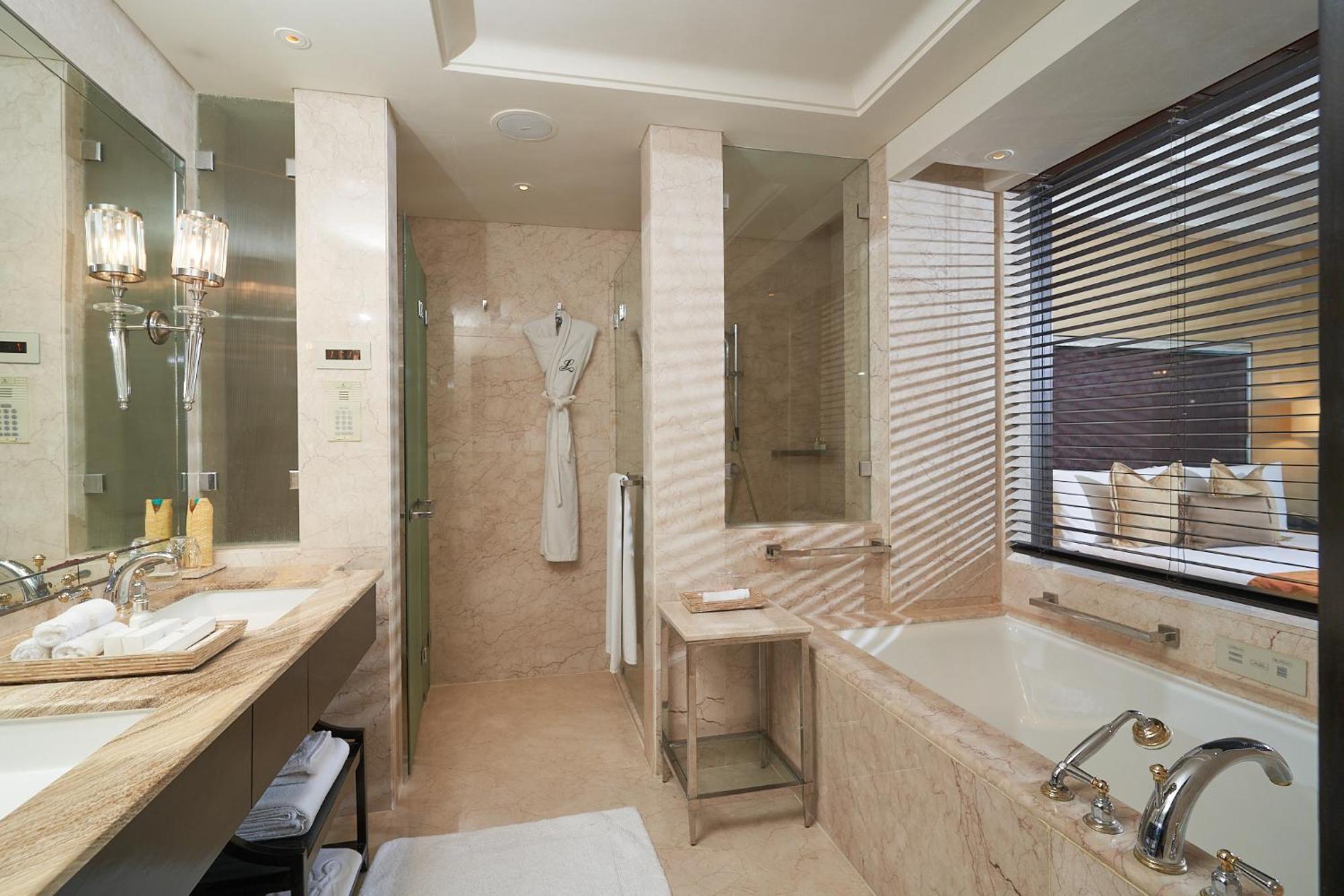 The Leela Palace Madrás Exterior foto A bathroom at the Mandarin Oriental, Paris