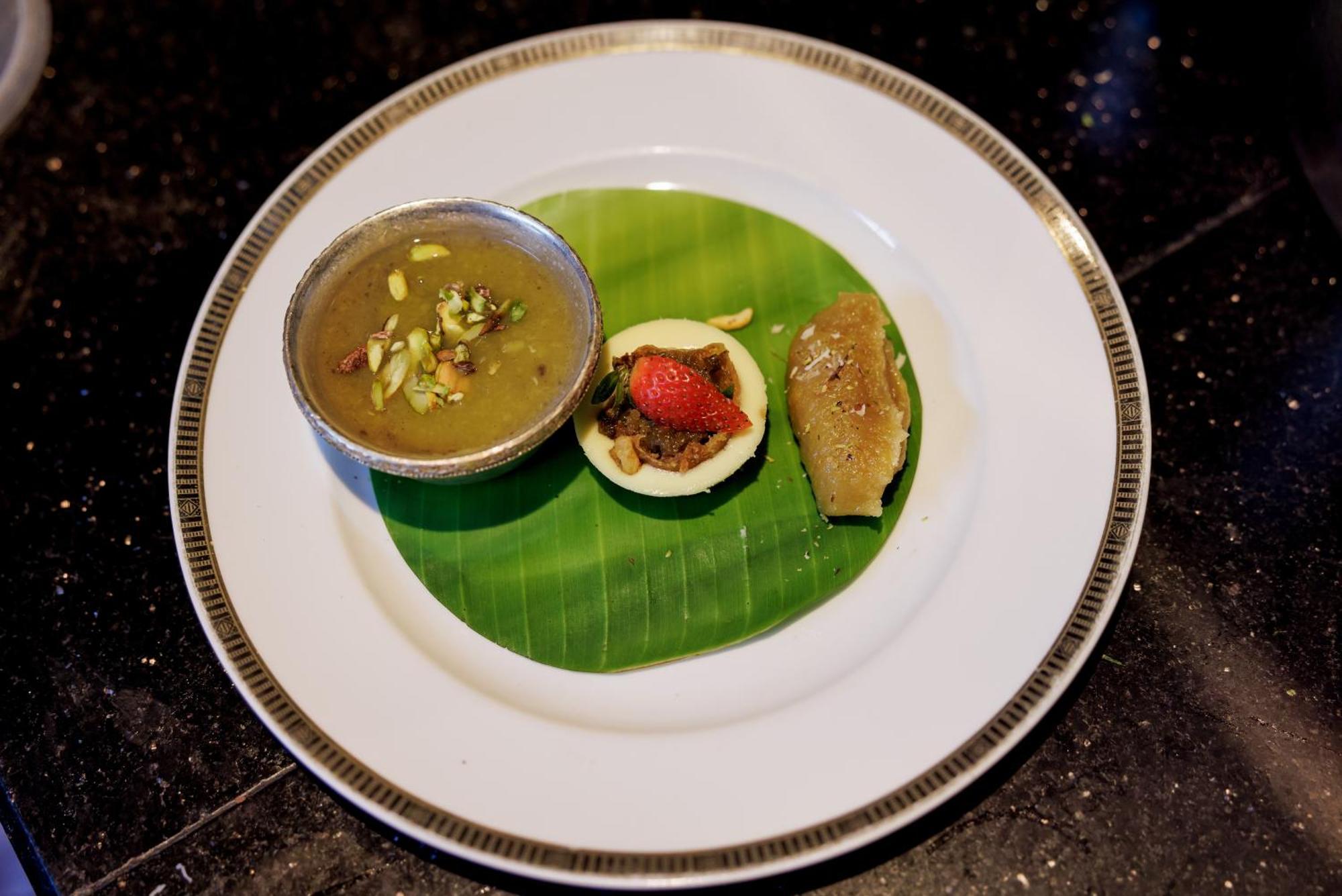 The Leela Palace Madrás Exterior foto A plate of prasadam