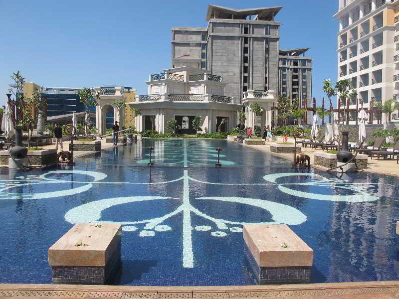 The Leela Palace Madrás Exterior foto The pool at the Kempinski Hotel, Muscat