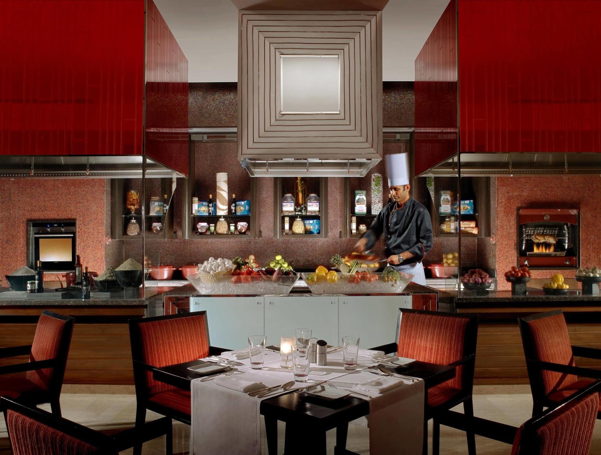 The Leela Palace Madrás Exterior foto The open kitchen at the restaurant