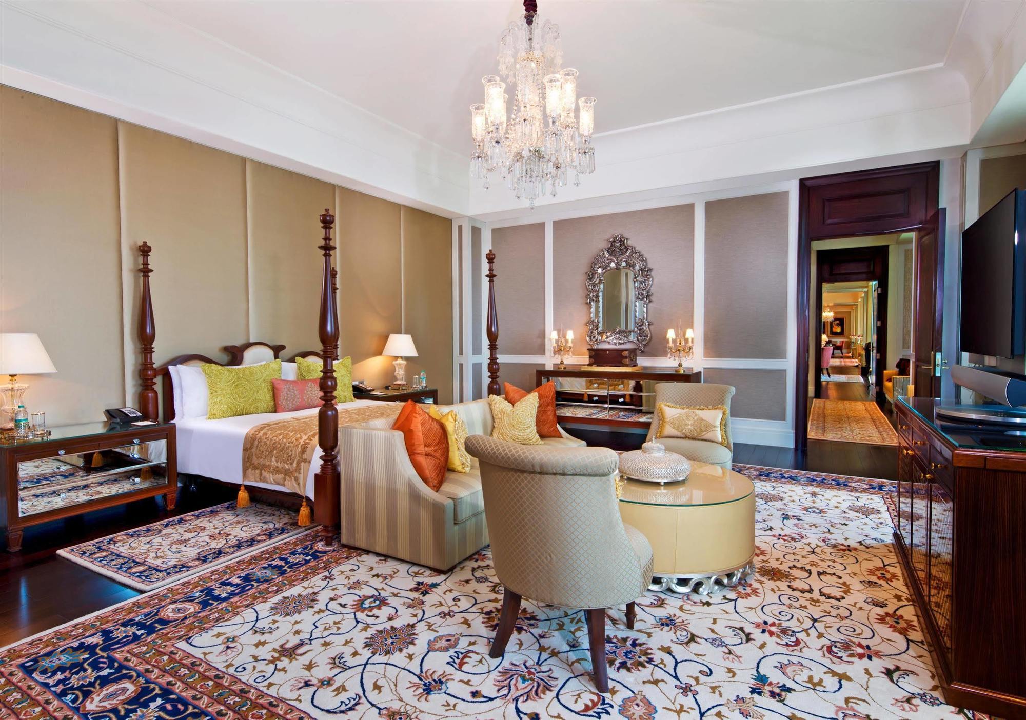 The Leela Palace Madrás Exterior foto A suite at the Taj Mahal Palace
