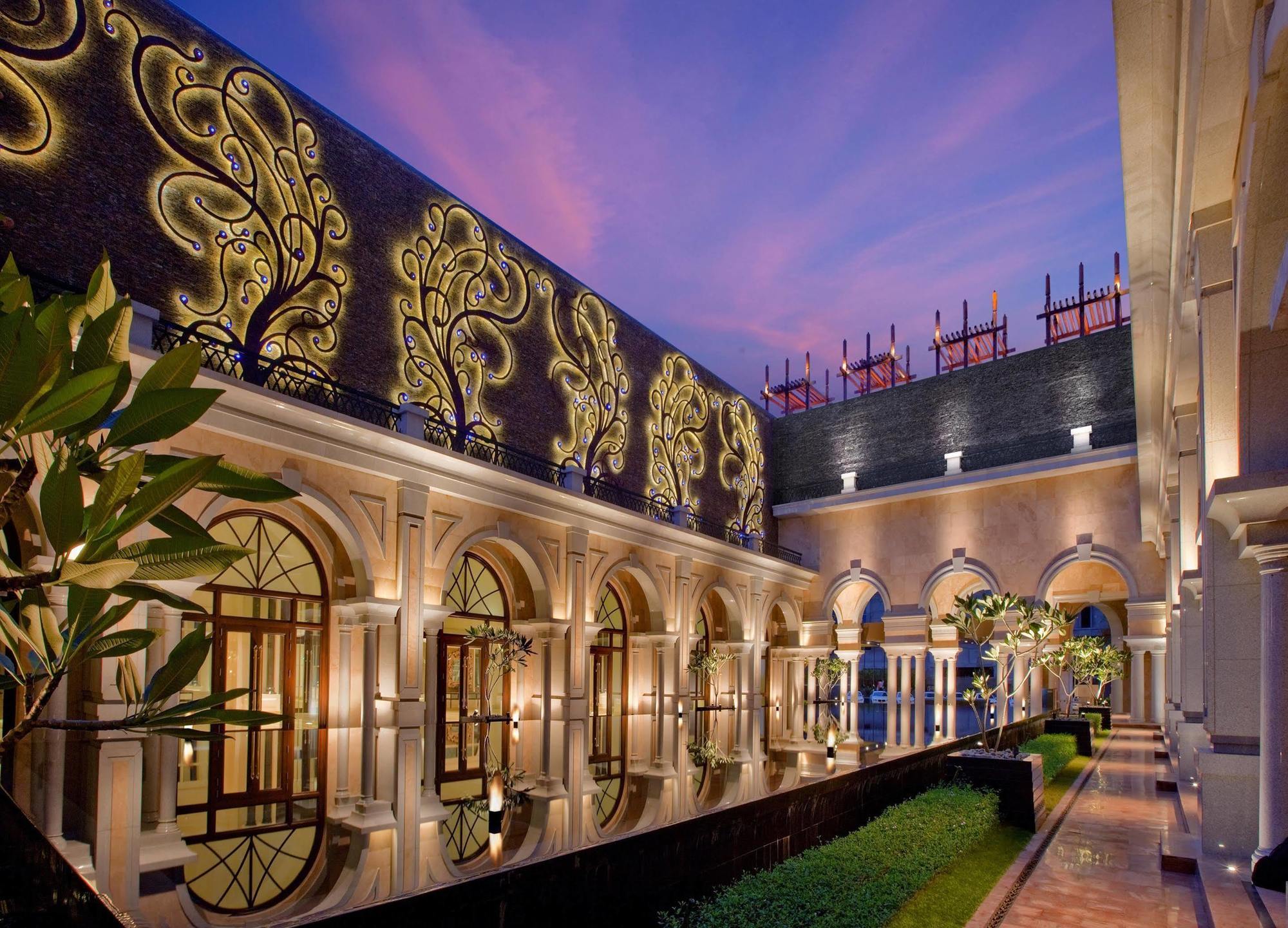 The Leela Palace Madrás Exterior foto The interior of the hotel